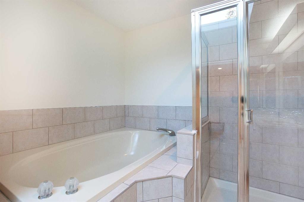32-275 Woodridge Drive Sw, Calgary, AB - Indoor Photo Showing Bathroom