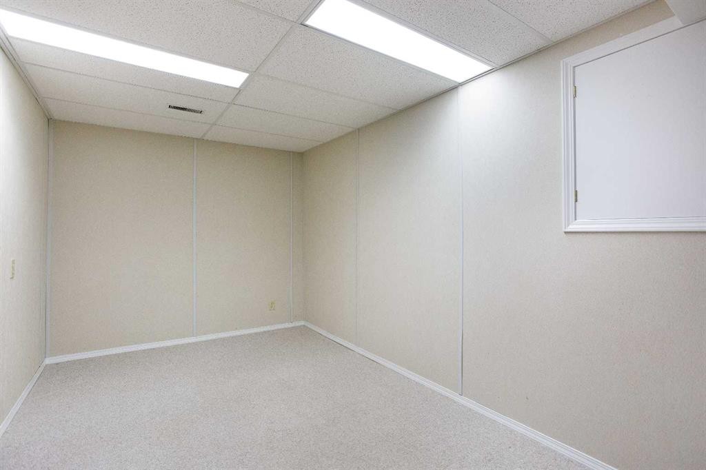 32-275 Woodridge Drive Sw, Calgary, AB - Indoor Photo Showing Other Room