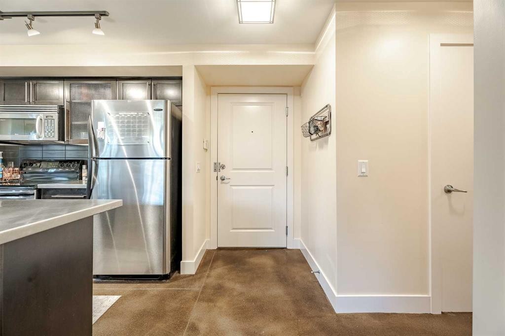 101-3704 15A Street Sw, Calgary, AB - Indoor Photo Showing Kitchen