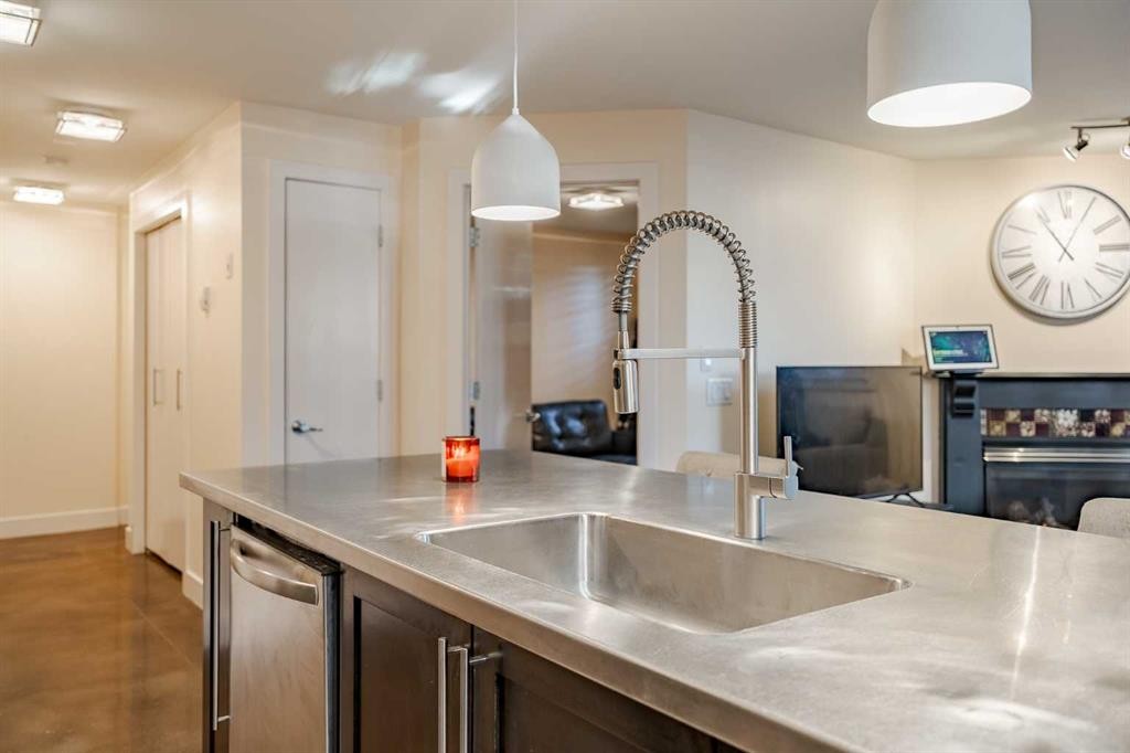 101-3704 15A Street Sw, Calgary, AB - Indoor Photo Showing Kitchen