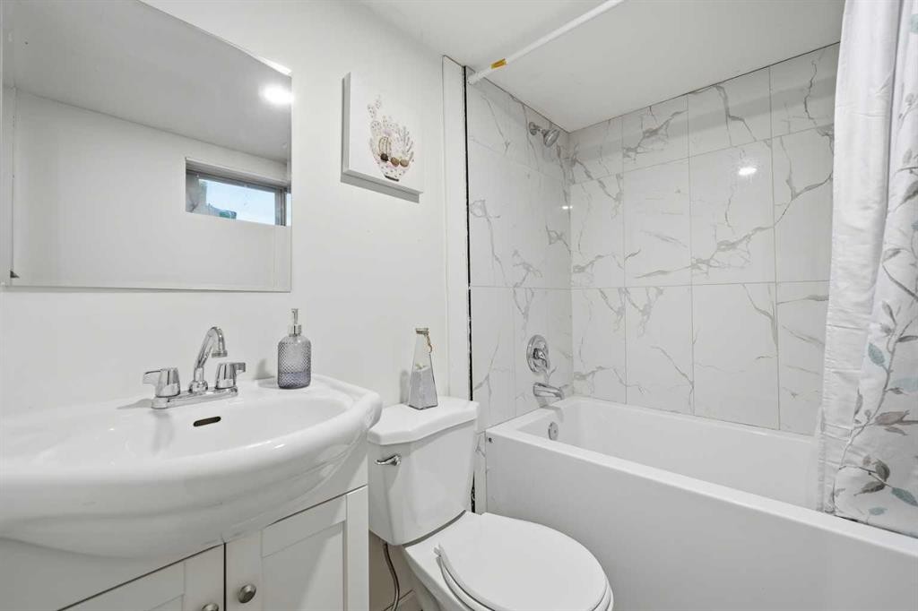 24 Laguna Close Ne, Calgary, AB - Indoor Photo Showing Bathroom
