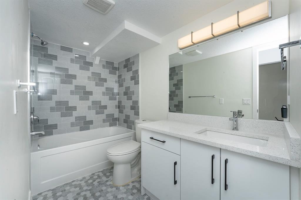 140 Whitworth Way, Calgary, AB - Indoor Photo Showing Bathroom