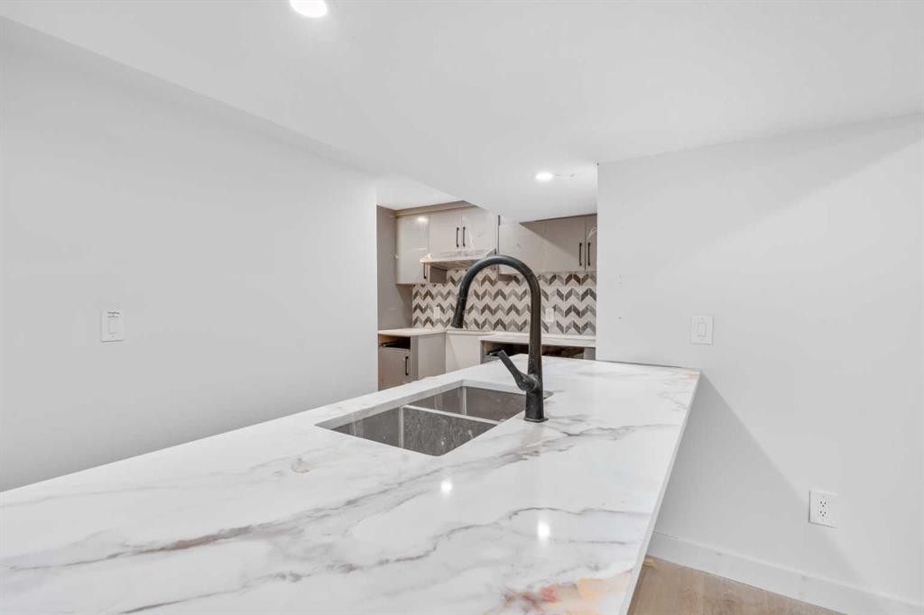 80 Hawkfield Crescent Nw, Calgary, AB - Indoor Photo Showing Kitchen With Double Sink With Upgraded Kitchen