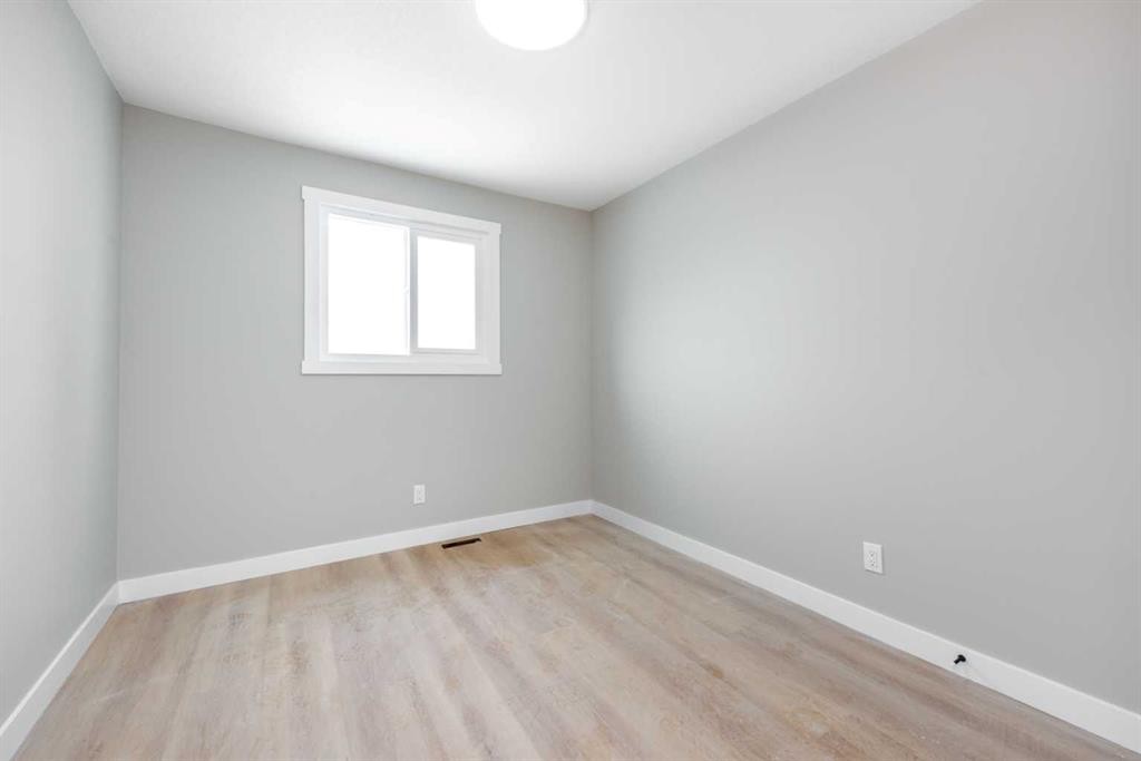 7616 27 Street Se, Calgary, AB - Indoor Photo Showing Other Room
