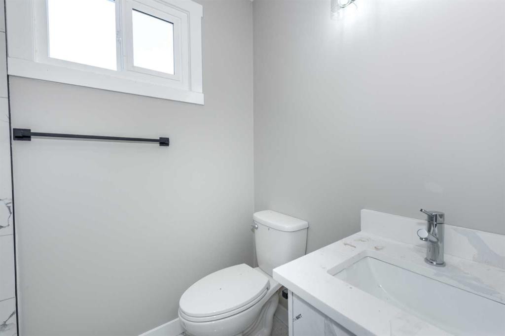 7616 27 Street Se, Calgary, AB - Indoor Photo Showing Bathroom