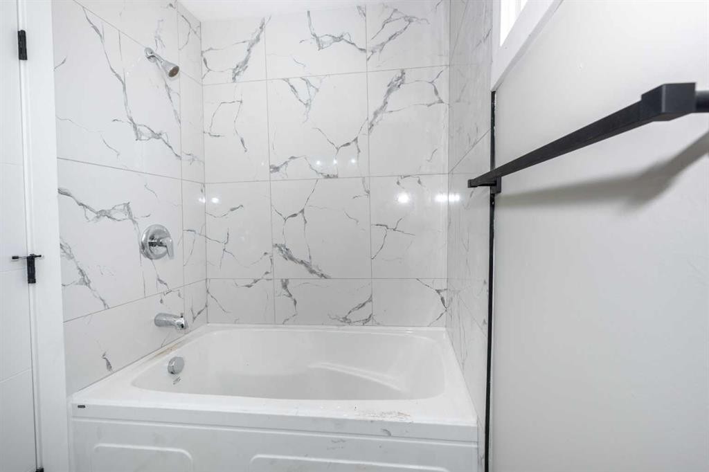 7616 27 Street Se, Calgary, AB - Indoor Photo Showing Bathroom