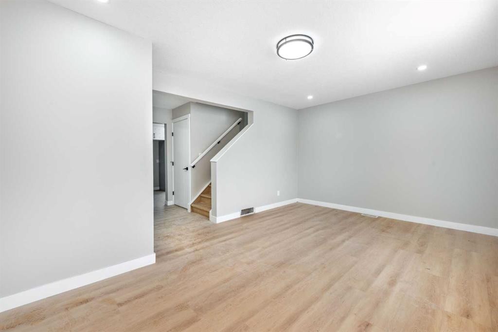 7616 27 Street Se, Calgary, AB - Indoor Photo Showing Other Room