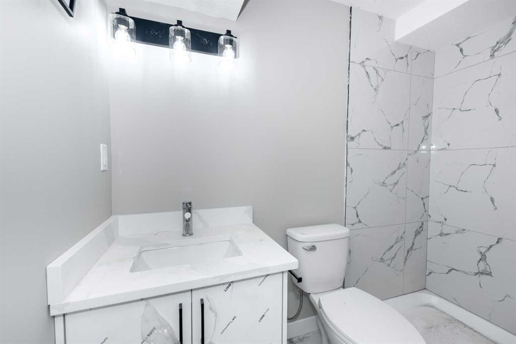 7616 27 Street Se, Calgary, AB - Indoor Photo Showing Bathroom