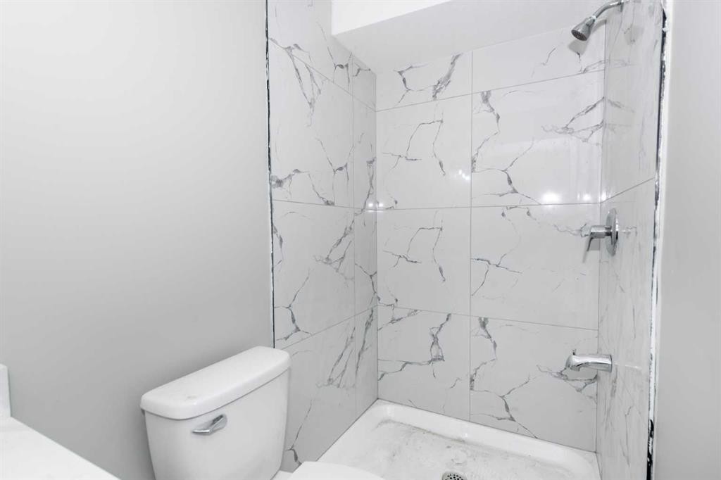 7616 27 Street Se, Calgary, AB - Indoor Photo Showing Bathroom