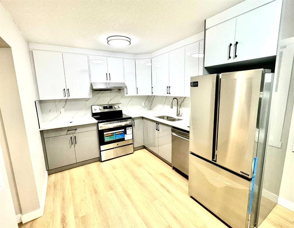 7616 27 Street Se, Calgary, AB - Indoor Photo Showing Kitchen With Stainless Steel Kitchen With Double Sink
