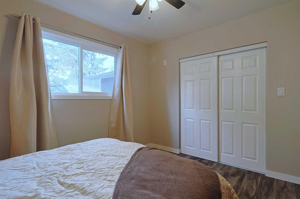 18 Maple Street, Okotoks, AB - Indoor Photo Showing Bedroom