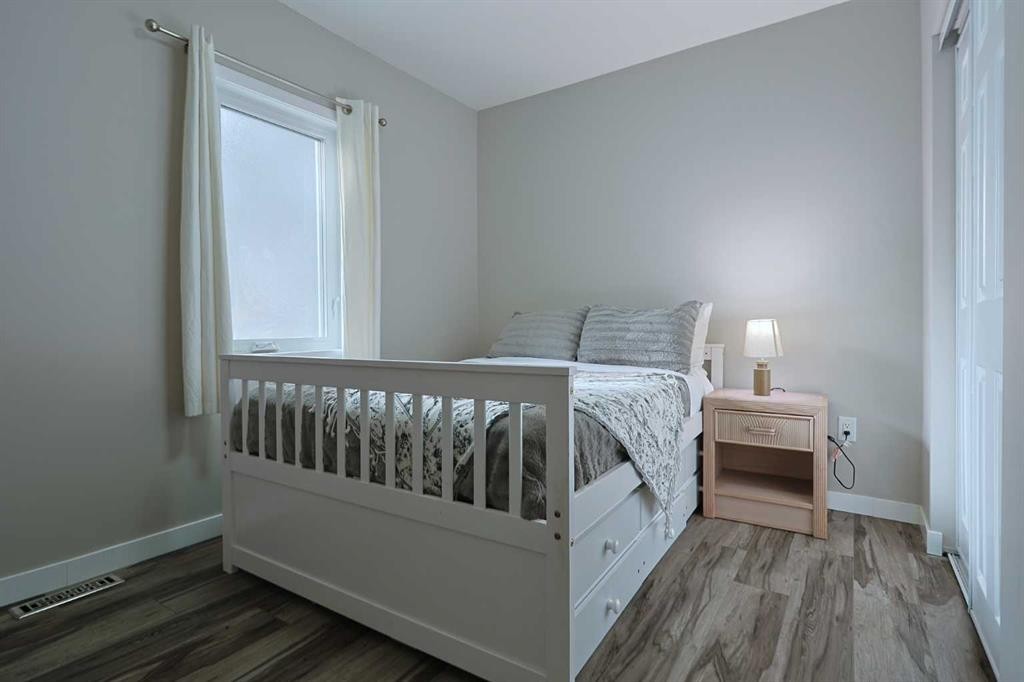 18 Maple Street, Okotoks, AB - Indoor Photo Showing Bedroom