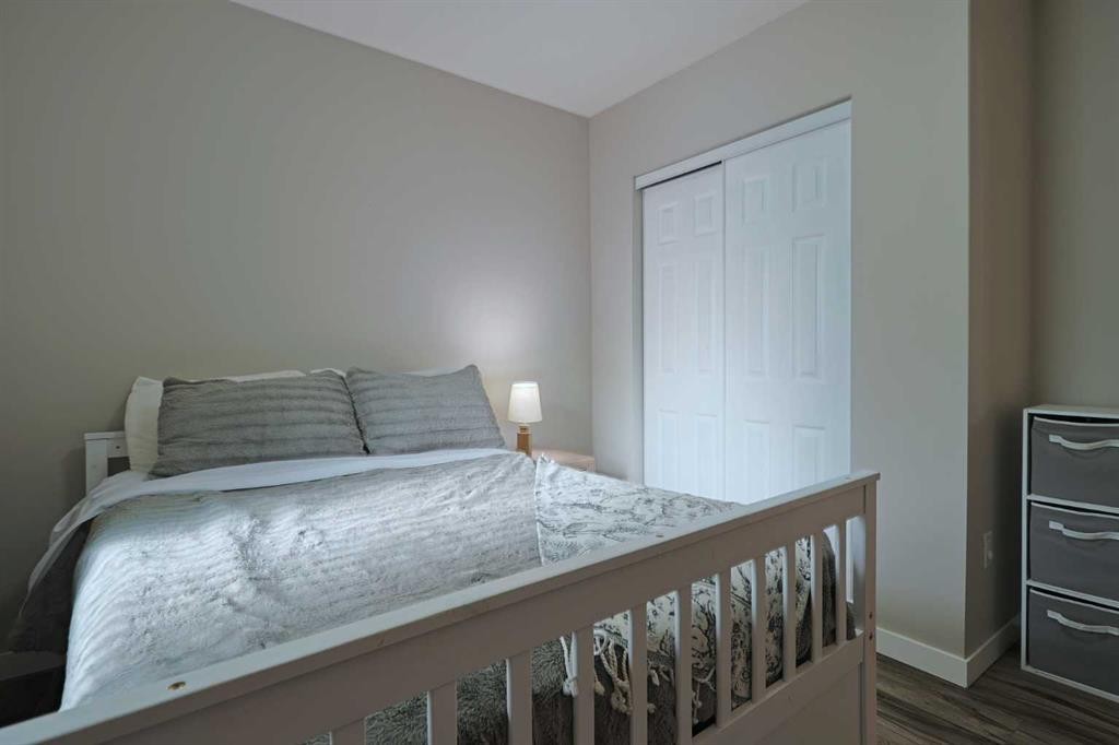 18 Maple Street, Okotoks, AB - Indoor Photo Showing Bedroom