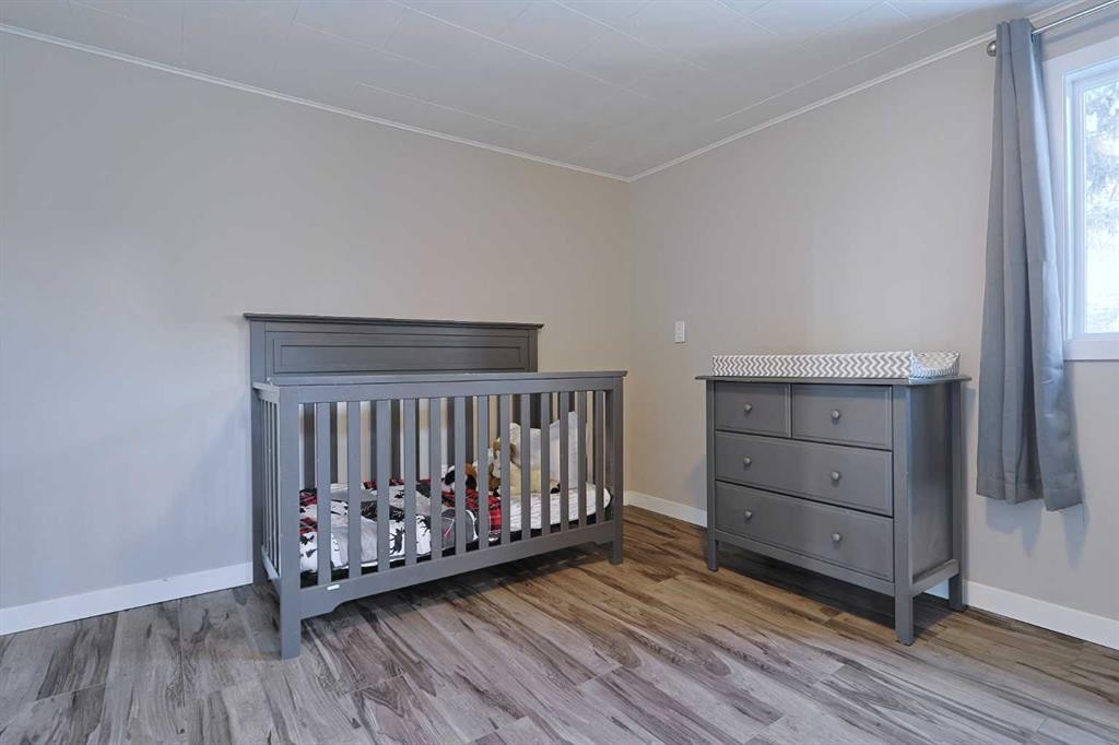 18 Maple Street, Okotoks, AB - Indoor Photo Showing Bedroom