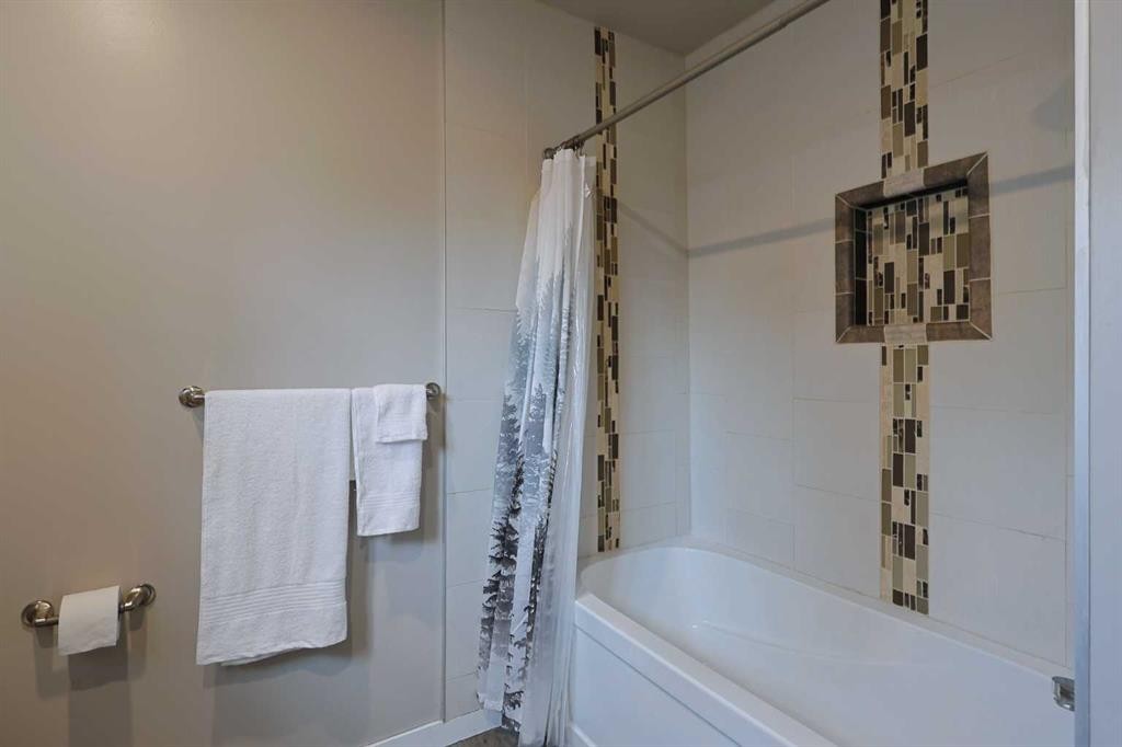 18 Maple Street, Okotoks, AB - Indoor Photo Showing Bathroom