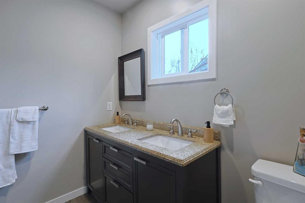 18 Maple Street, Okotoks, AB - Indoor Photo Showing Bathroom