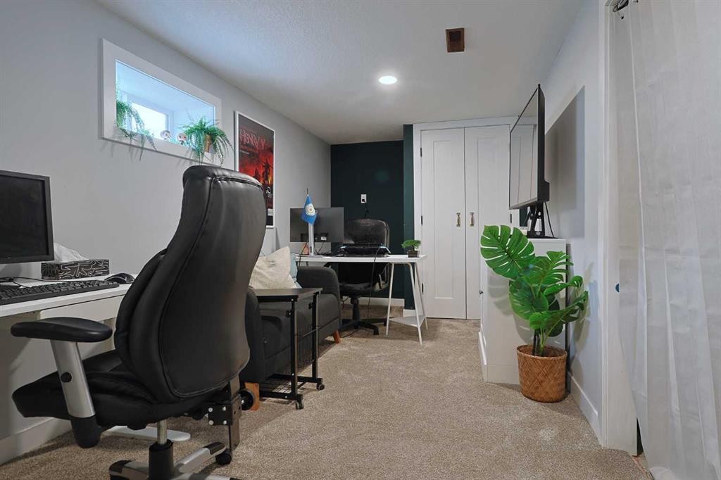 18 Maple Street, Okotoks, AB - Indoor Photo Showing Office