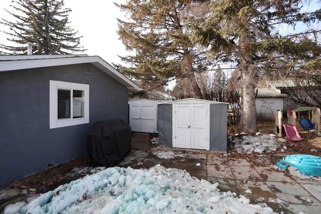 18 Maple Street, Okotoks, AB - Outdoor