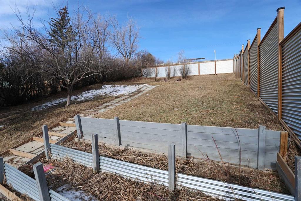 18 Maple Street, Okotoks, AB - Outdoor