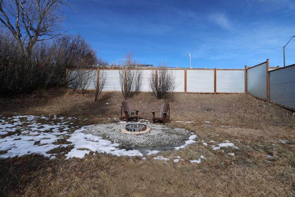 18 Maple Street, Okotoks, AB - Outdoor