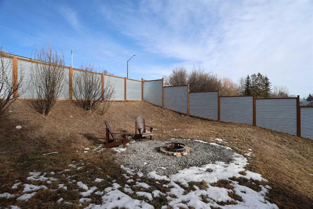 18 Maple Street, Okotoks, AB - Outdoor