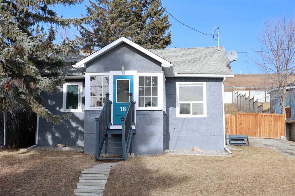 18 Maple Street, Okotoks, AB - Outdoor
