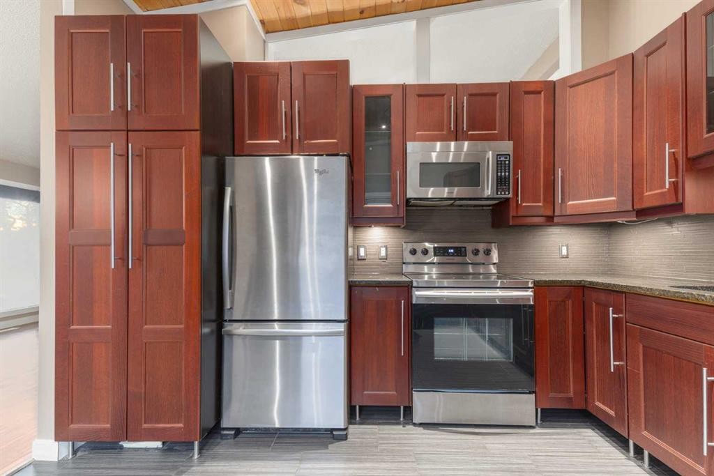 4936 40 Avenue Nw, Calgary, AB - Indoor Photo Showing Kitchen With Stainless Steel Kitchen