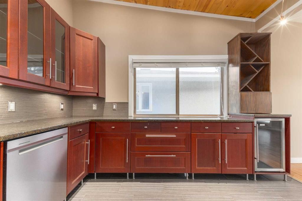 4936 40 Avenue Nw, Calgary, AB - Indoor Photo Showing Other Room