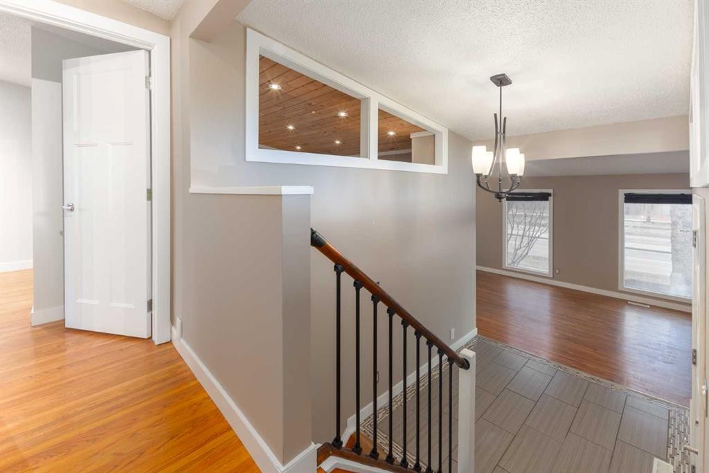 4936 40 Avenue Nw, Calgary, AB - Indoor Photo Showing Other Room