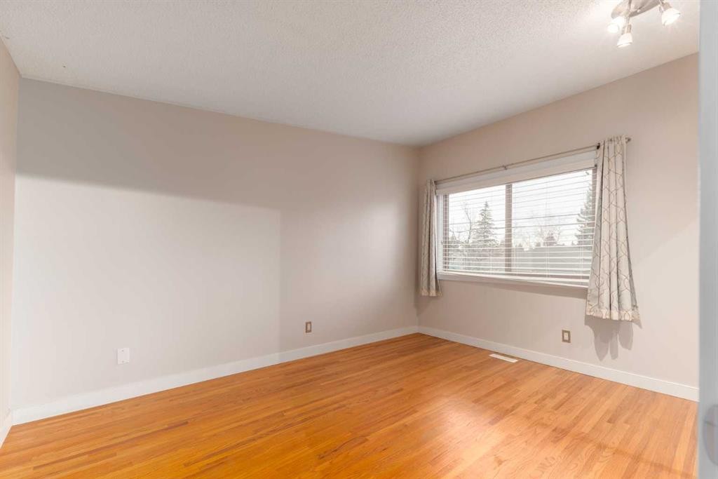 4936 40 Avenue Nw, Calgary, AB - Indoor Photo Showing Other Room