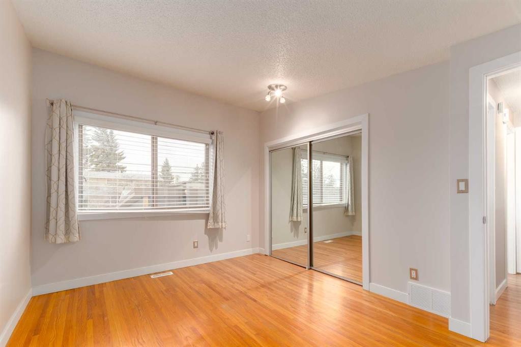 4936 40 Avenue Nw, Calgary, AB - Indoor Photo Showing Other Room