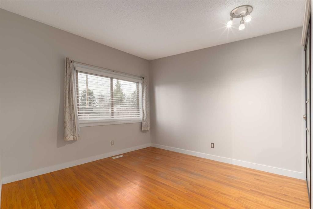 4936 40 Avenue Nw, Calgary, AB - Indoor Photo Showing Other Room