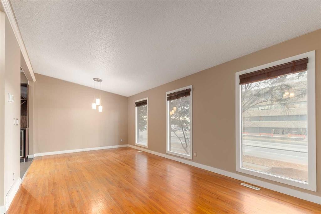 4936 40 Avenue Nw, Calgary, AB - Indoor Photo Showing Other Room