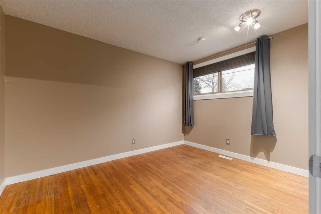 4936 40 Avenue Nw, Calgary, AB - Indoor Photo Showing Other Room