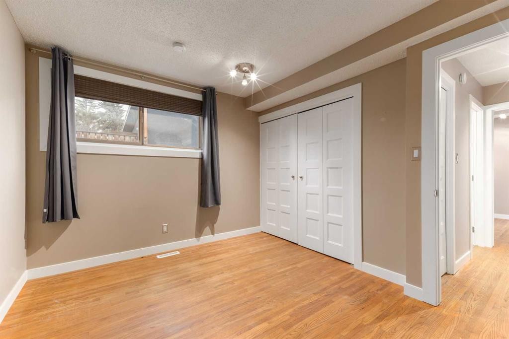 4936 40 Avenue Nw, Calgary, AB - Indoor Photo Showing Other Room