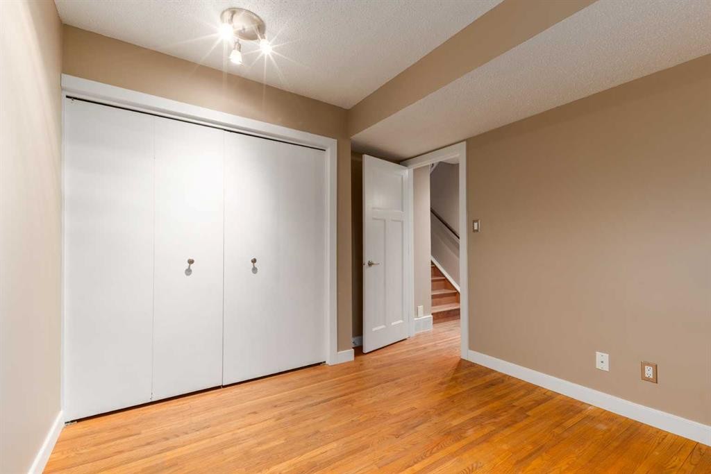 4936 40 Avenue Nw, Calgary, AB - Indoor Photo Showing Other Room