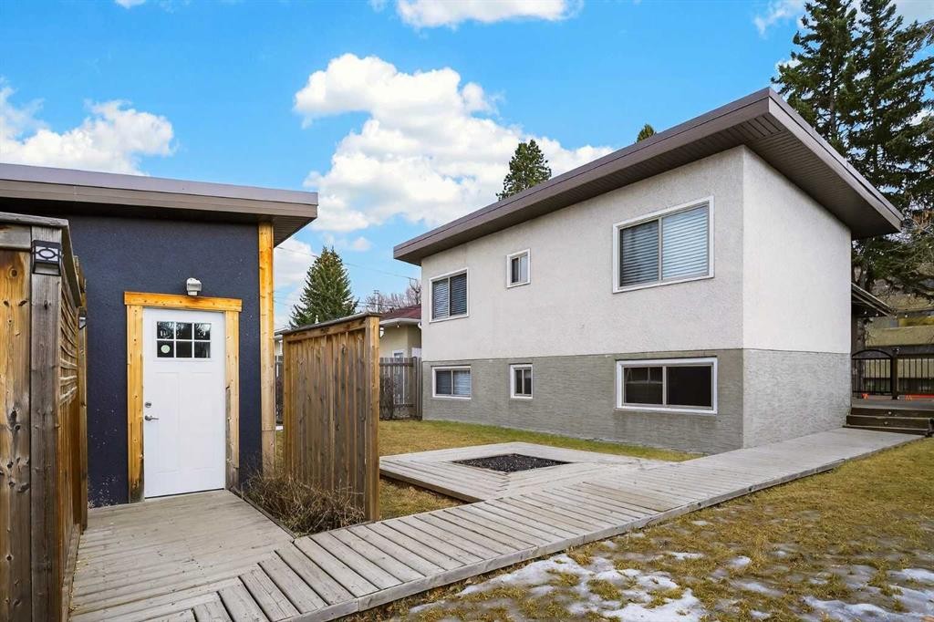 4936 40 Avenue Nw, Calgary, AB - Outdoor With Exterior