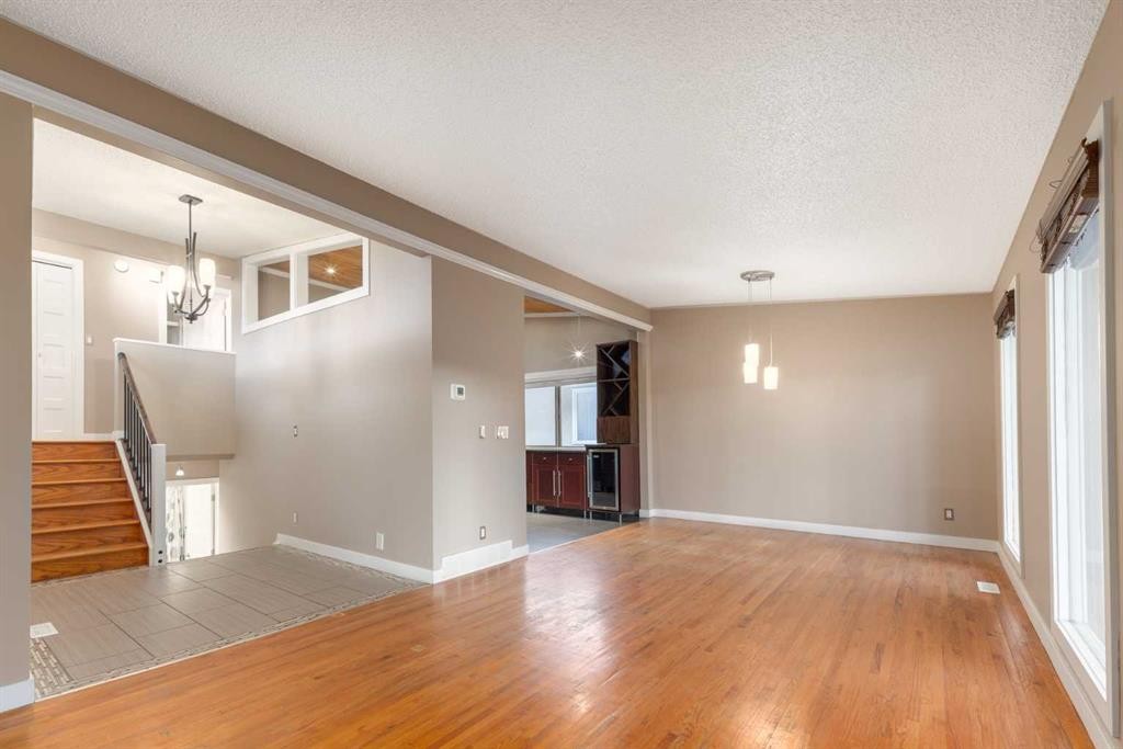 4936 40 Avenue Nw, Calgary, AB - Indoor Photo Showing Other Room