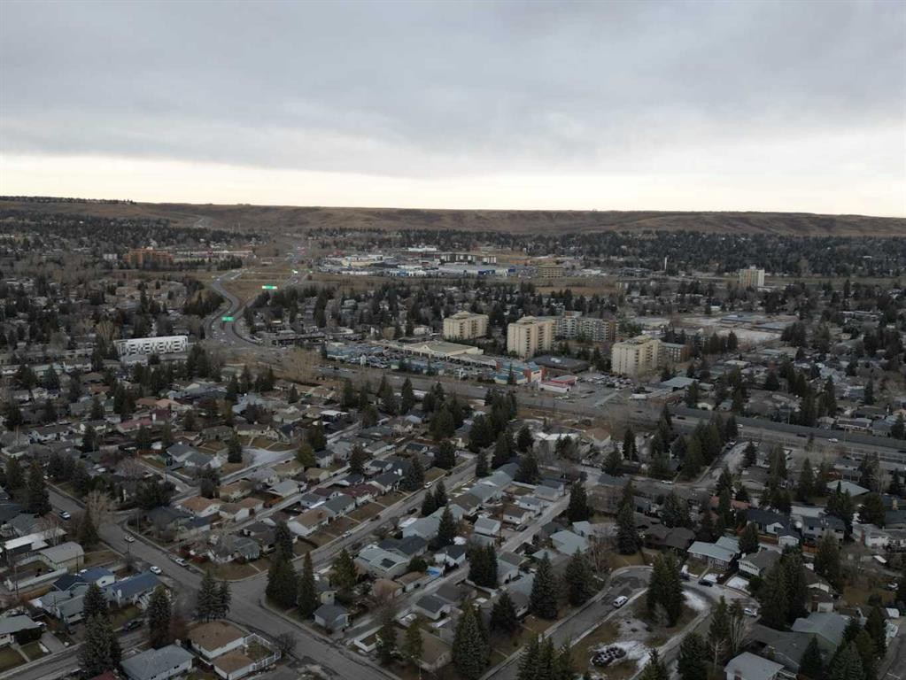 4936 40 Avenue Nw, Calgary, AB - Outdoor With View