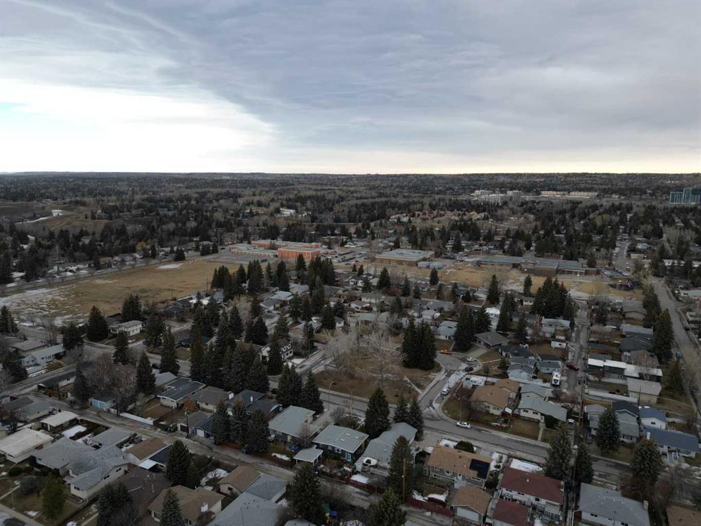 4936 40 Avenue Nw, Calgary, AB - Outdoor With View