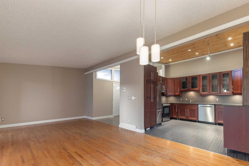 4936 40 Avenue Nw, Calgary, AB - Indoor