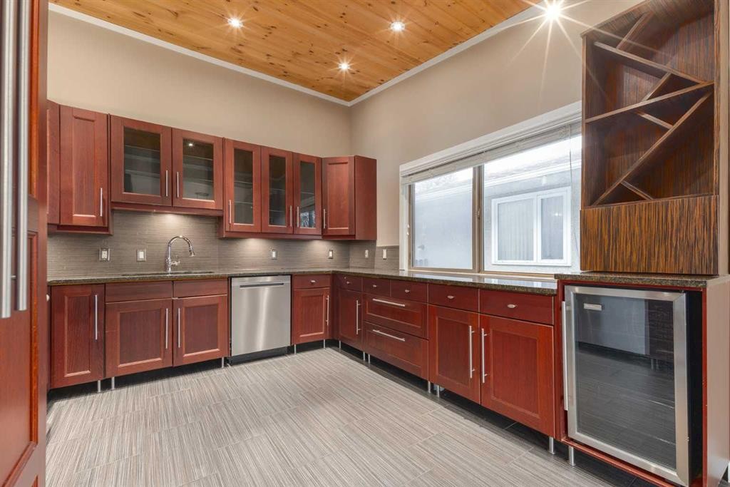 4936 40 Avenue Nw, Calgary, AB - Indoor Photo Showing Kitchen