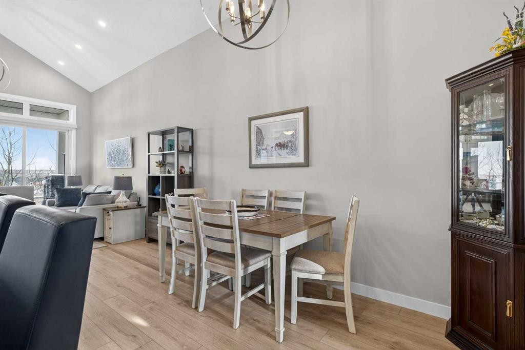 206 Crestridge Common Sw, Calgary, AB - Indoor Photo Showing Dining Room