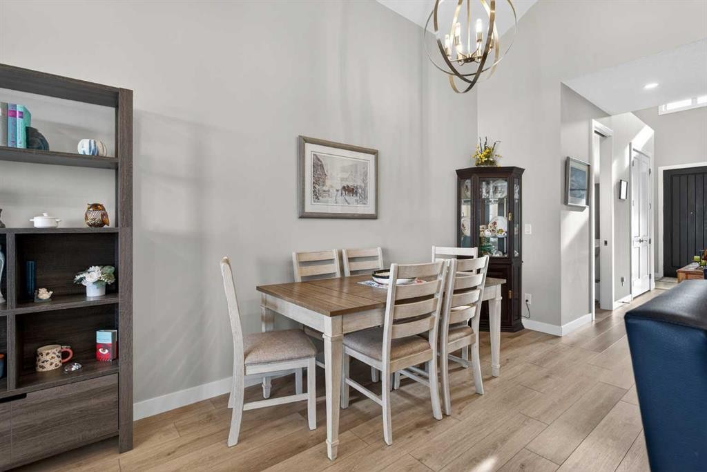 206 Crestridge Common Sw, Calgary, AB - Indoor Photo Showing Dining Room