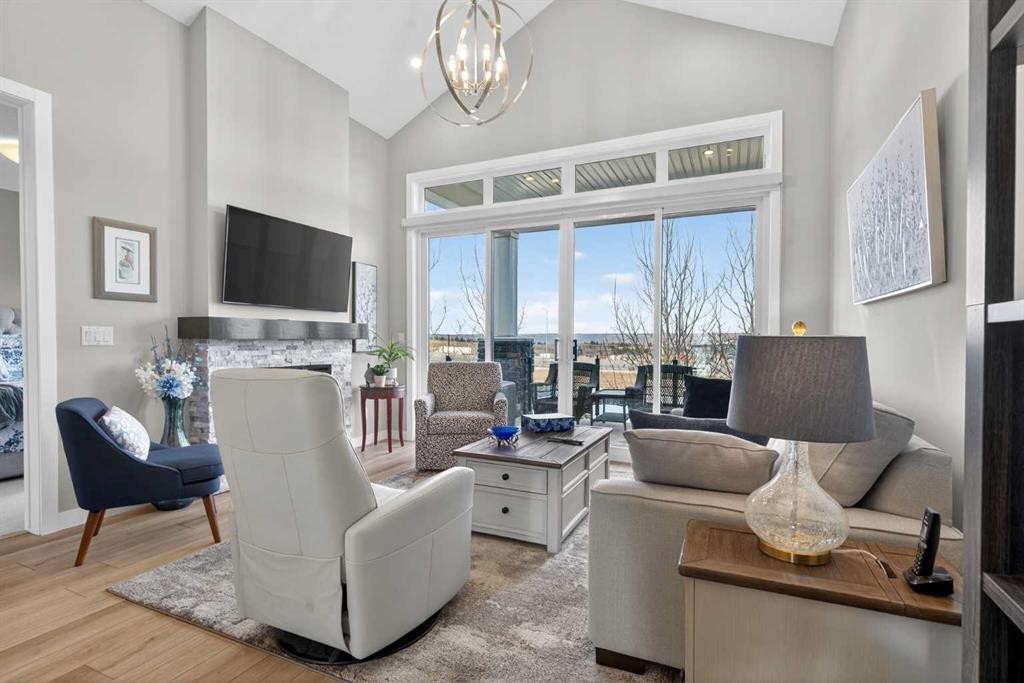 206 Crestridge Common Sw, Calgary, AB - Indoor Photo Showing Living Room