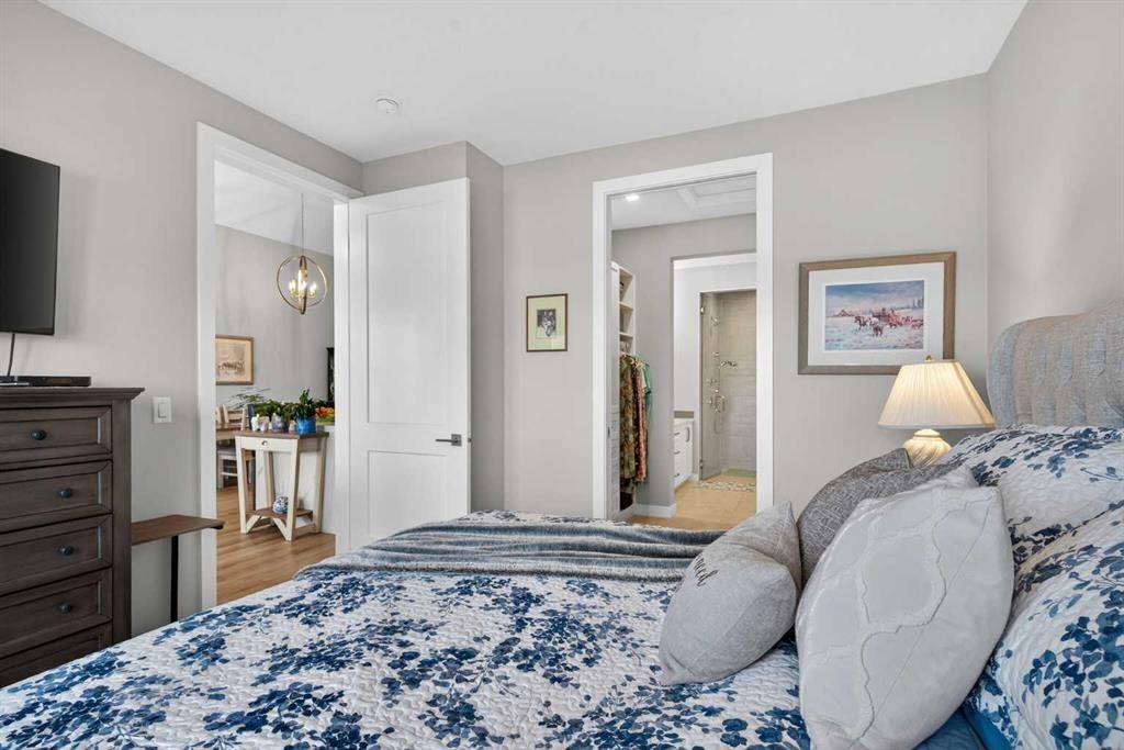 206 Crestridge Common Sw, Calgary, AB - Indoor Photo Showing Bedroom