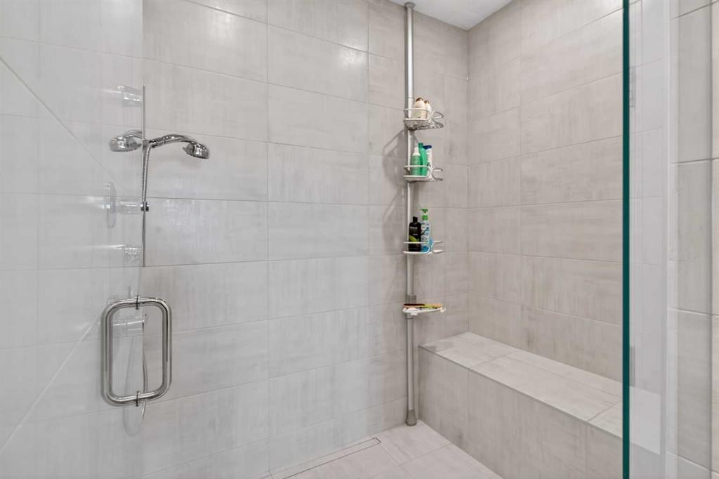 206 Crestridge Common Sw, Calgary, AB - Indoor Photo Showing Bathroom