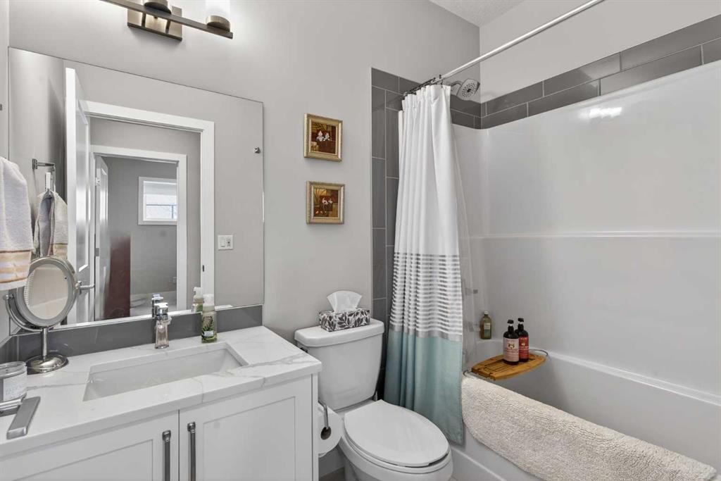 206 Crestridge Common Sw, Calgary, AB - Indoor Photo Showing Bathroom