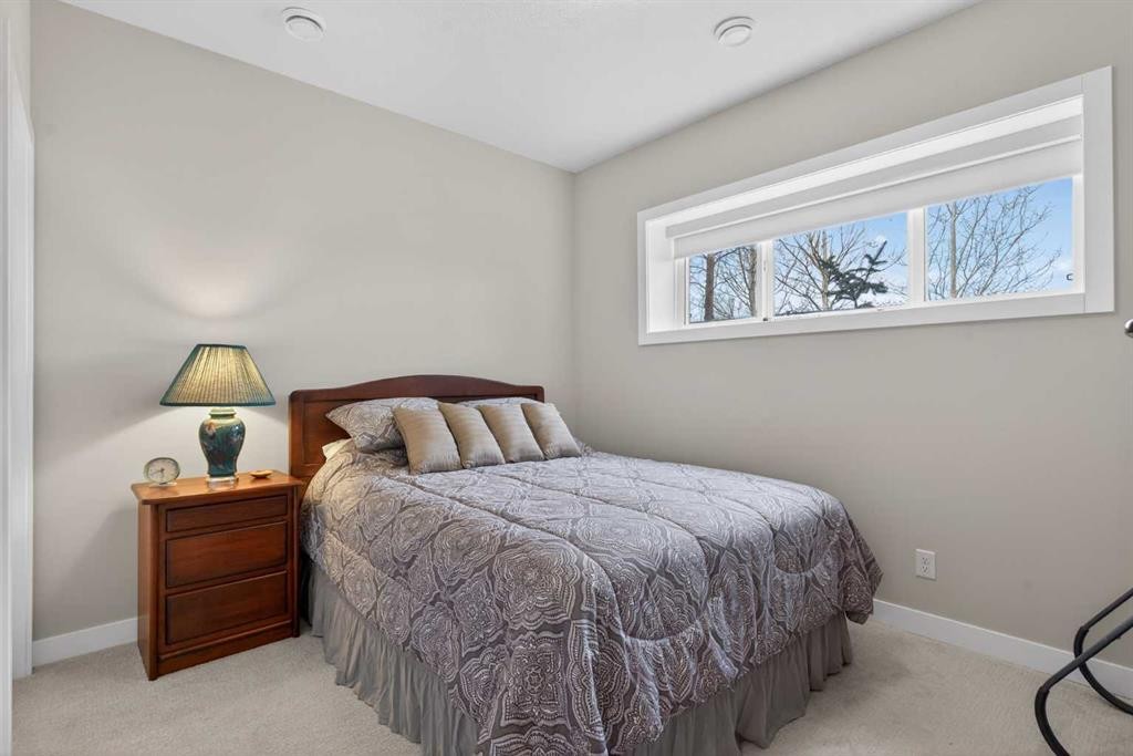 206 Crestridge Common Sw, Calgary, AB - Indoor Photo Showing Bedroom