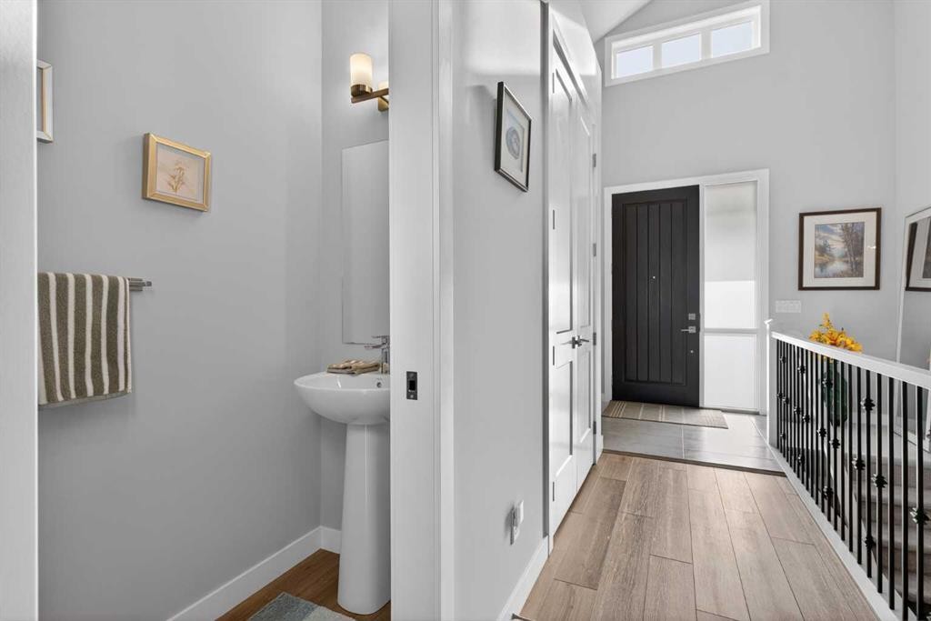 206 Crestridge Common Sw, Calgary, AB - Indoor Photo Showing Other Room